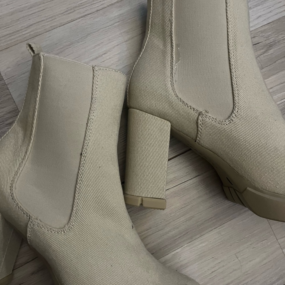 Beige heel boots